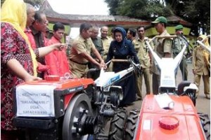Bantuan Traktor Kepada Kelompok Tani